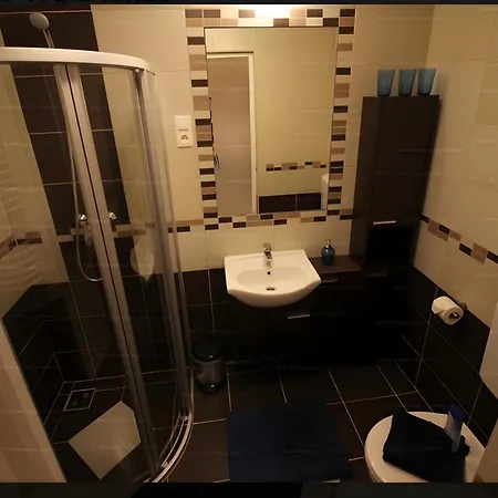 Modern - Astoria Square Apartment *